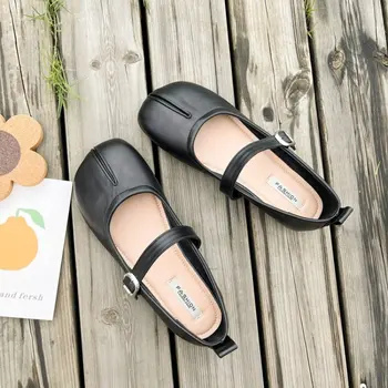 Нови Кожени Обувки на плоска подметка с разцепени пръсти, дамски Пролетно-Есенните Модни Обувки на равна подметка, Женски Уютни Модела обувки с колан в щиколотке, Мокасини, Големи размери 35-40