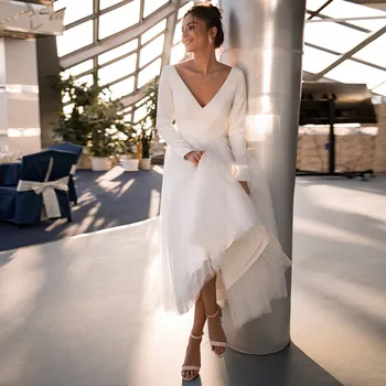 Елегантни къси булчински рокли 2023 с V-образно деколте, чаена дължина, трапецовидна форма, с дълъг ръкав на сватбена рокля от сатен, тюл, просто сватбена рокля по поръчка