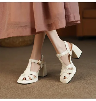 Дамски сандали с модерен каишка с плитка катарама от изкуствена кожа на тънките токчета в ивица с един символ вечерни дамски модерни обувки в бял цвят