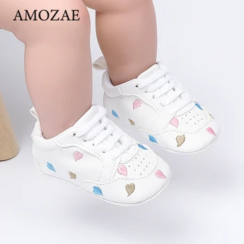 Нова бяла спортна петзвезден обувки за новородени с червено сърце от изкуствена кожа подметка, обувки за деца, спортни обувки за момичета и момчета
