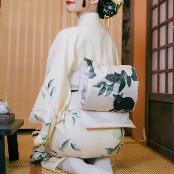 Традиционно японско кимоно женско бяло с цвете круши 140 см, халат с колан, пролетта вечерна рокля